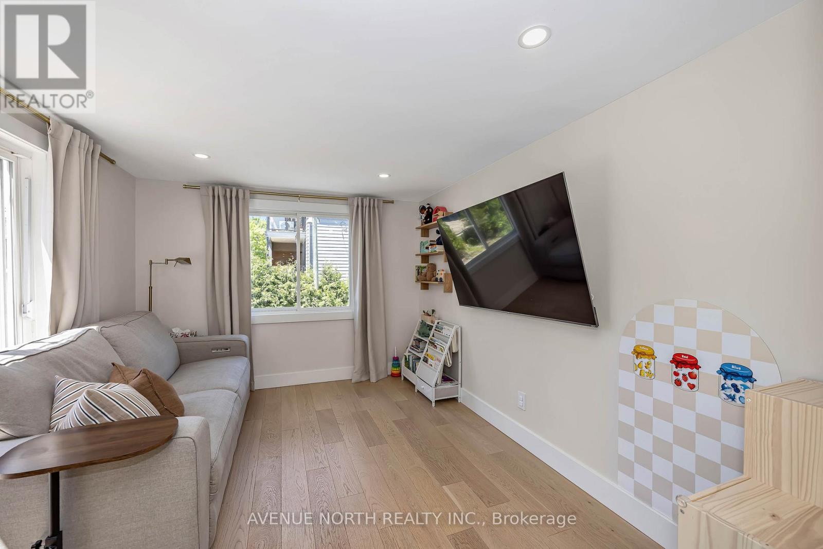 1091 GLADSTONE AVENUE - 18