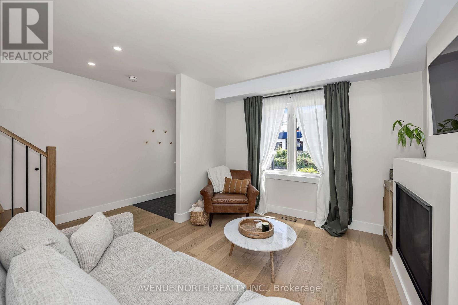 1091 GLADSTONE AVENUE - 6