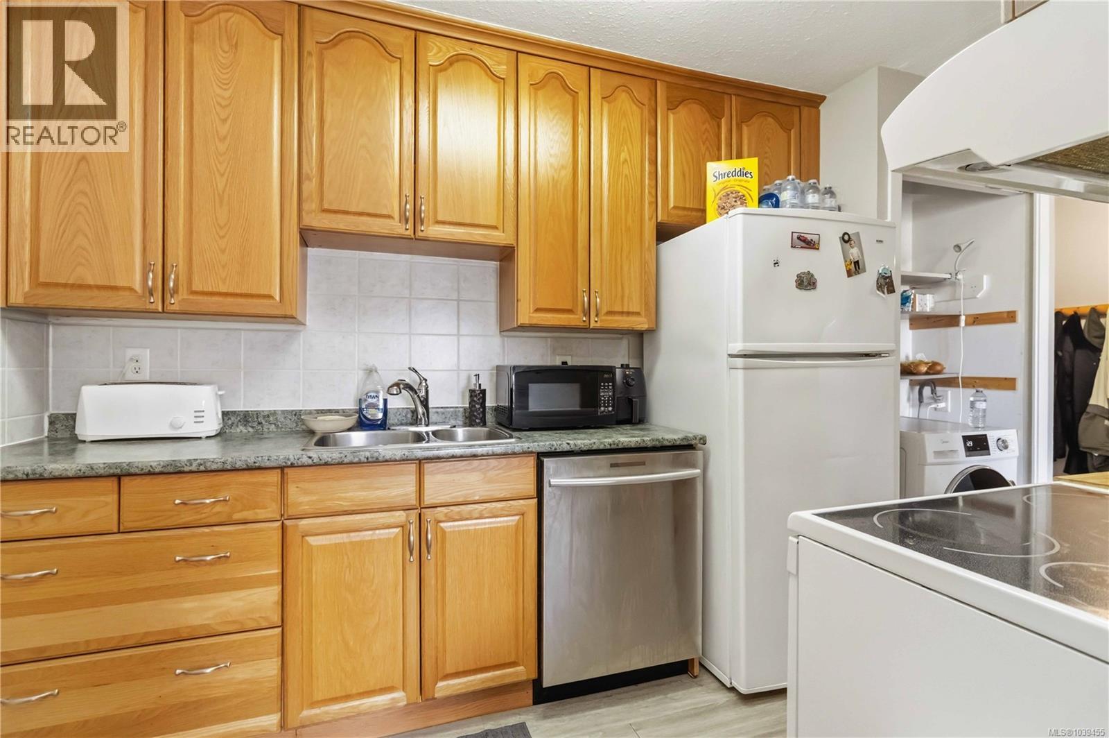 #302 904 Hillside Ave - 16
