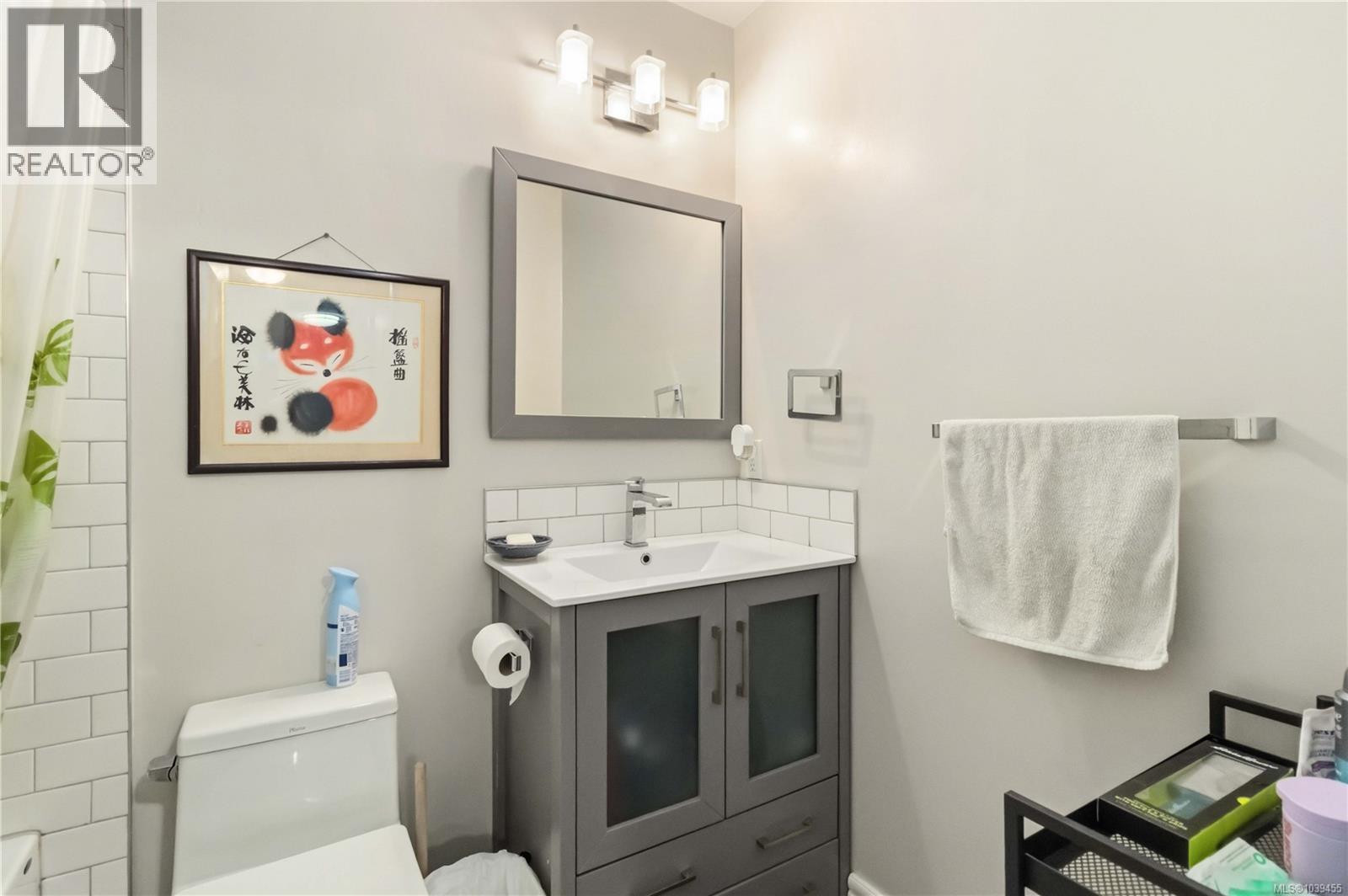 #302 904 Hillside Ave - 20