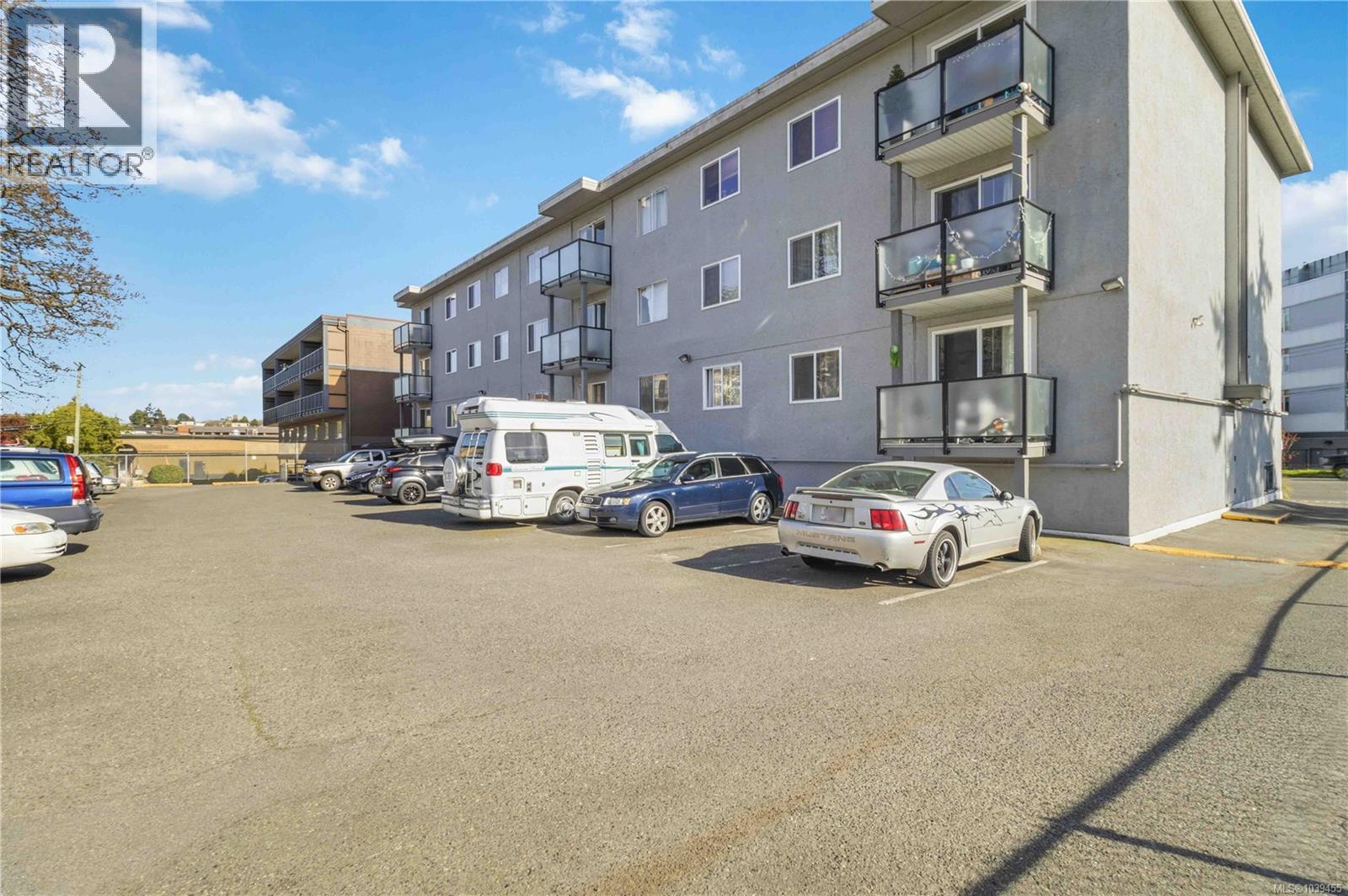 #302 904 Hillside Ave - 34