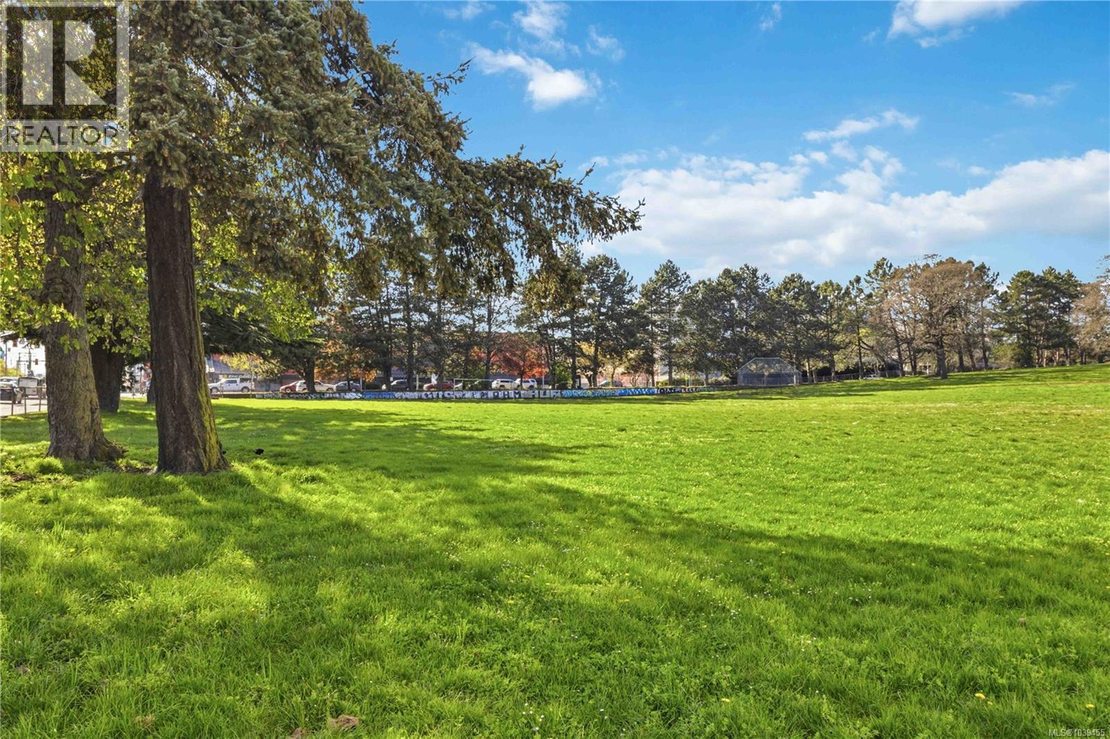 #302 904 Hillside Ave - 36