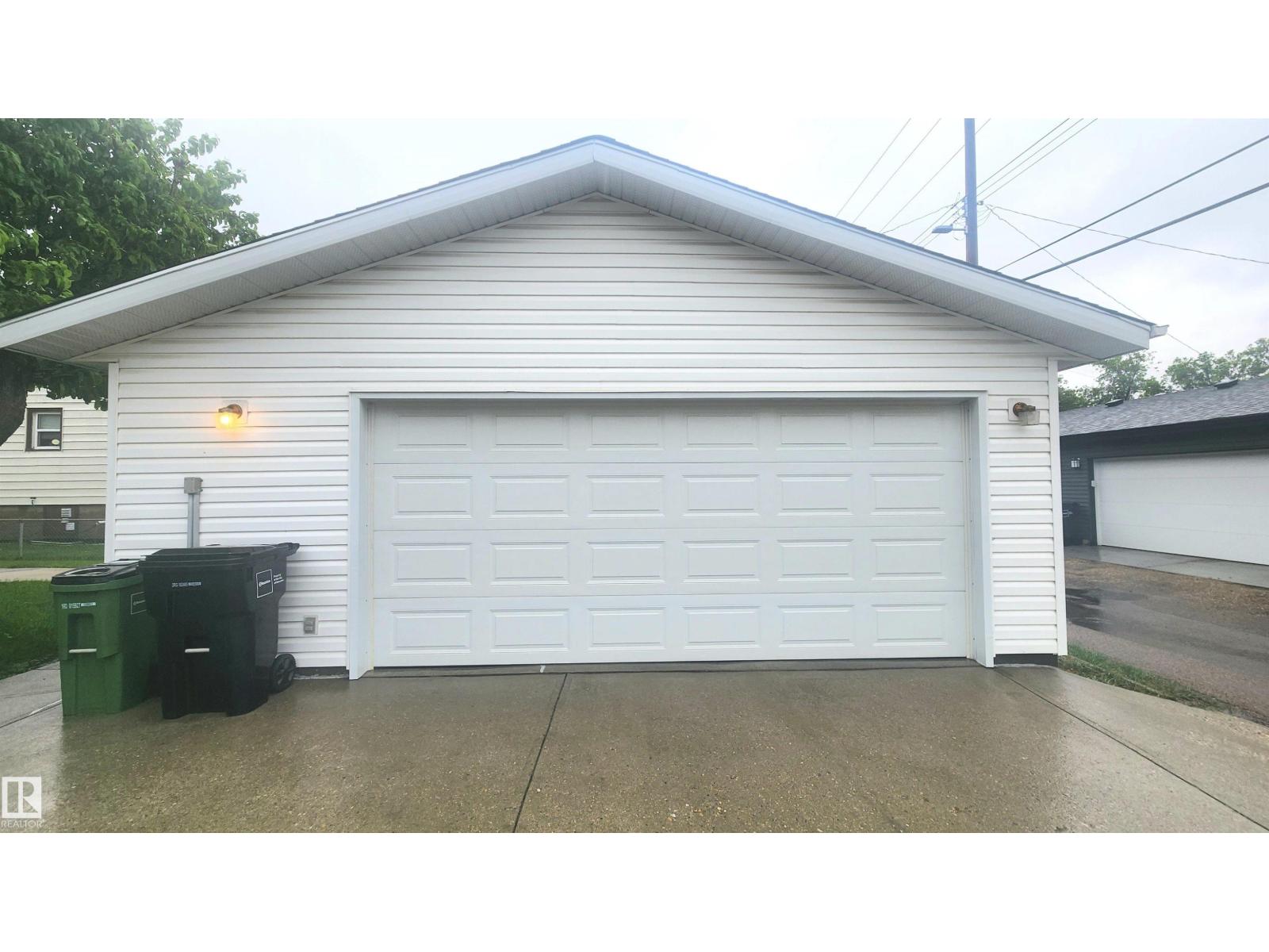 8824 90 ST NW - 5