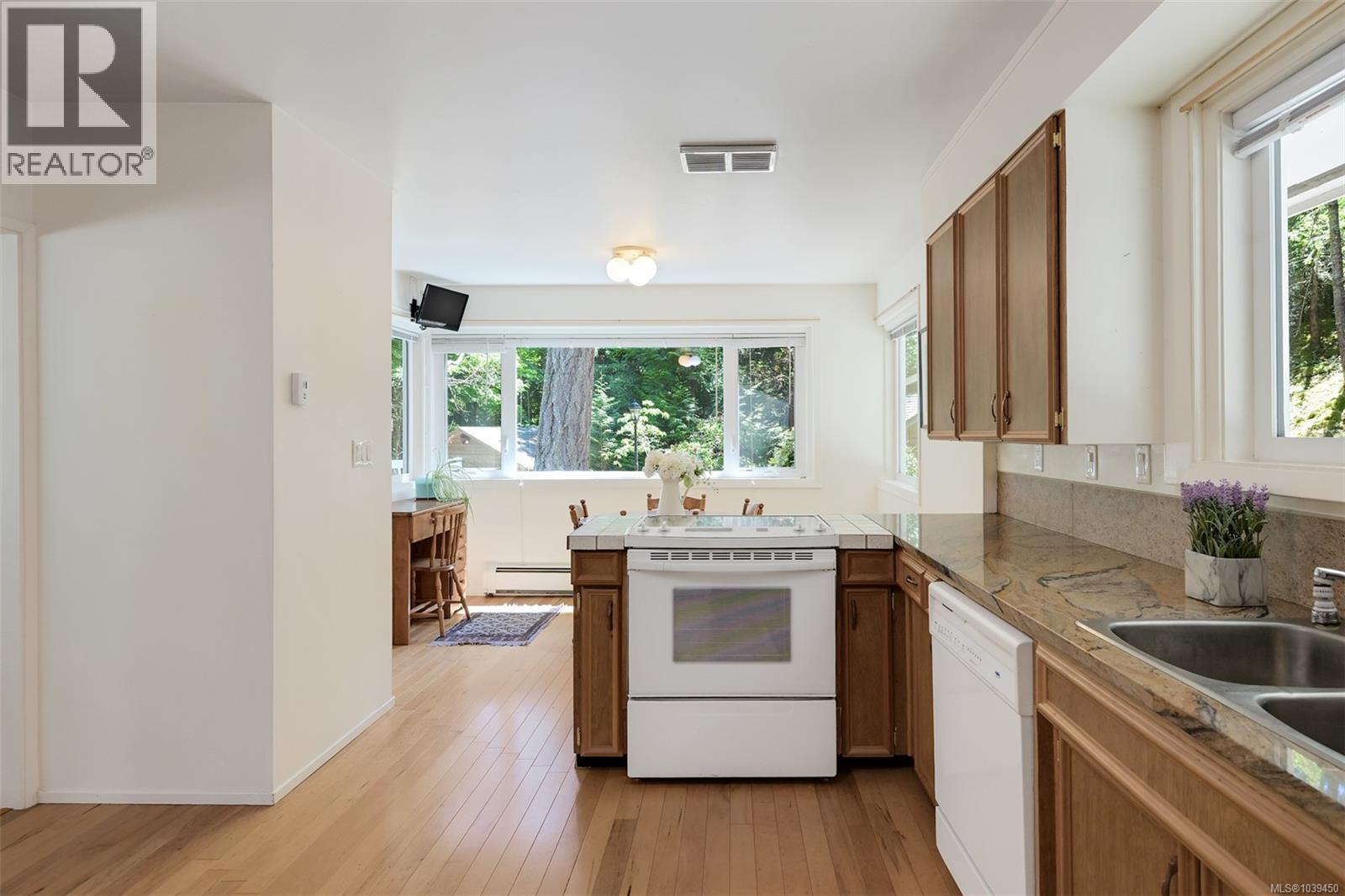 1495 Lands End Road, North Saanich