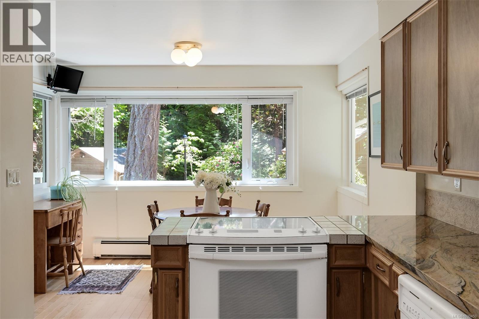  1495 Lands End Road, North Saanich