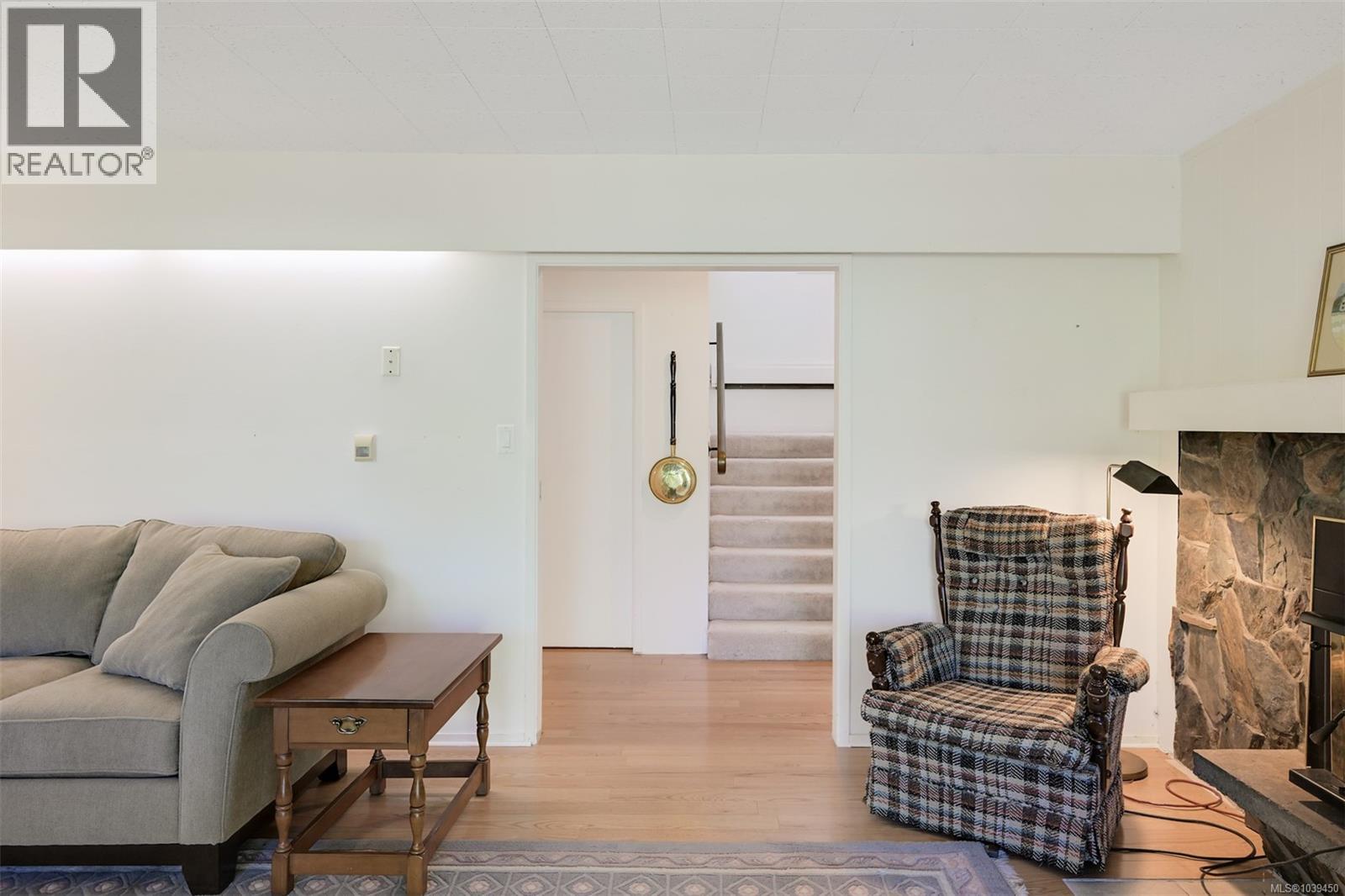 1495 Lands End Road, North Saanich