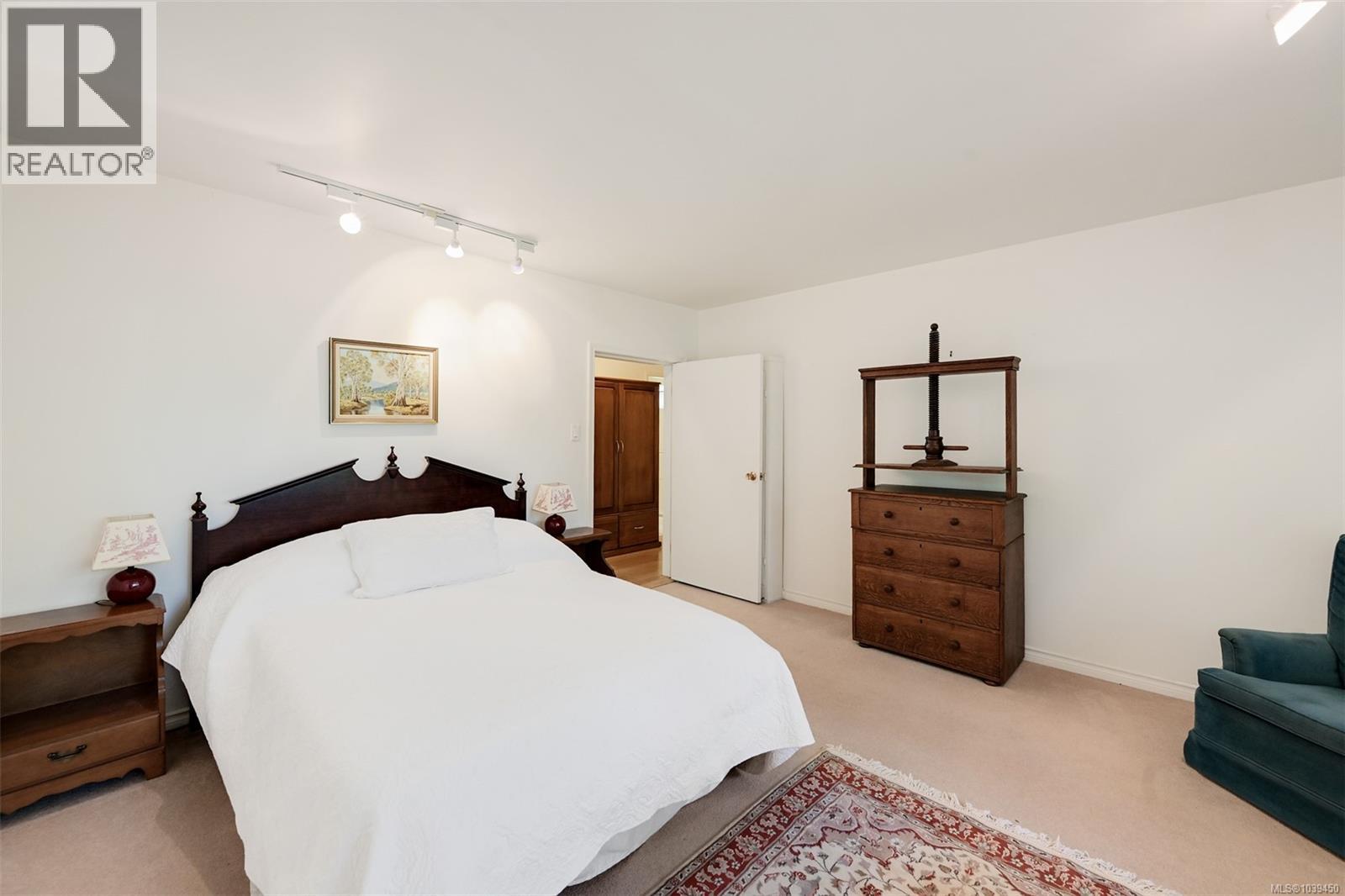  1495 Lands End Road, North Saanich