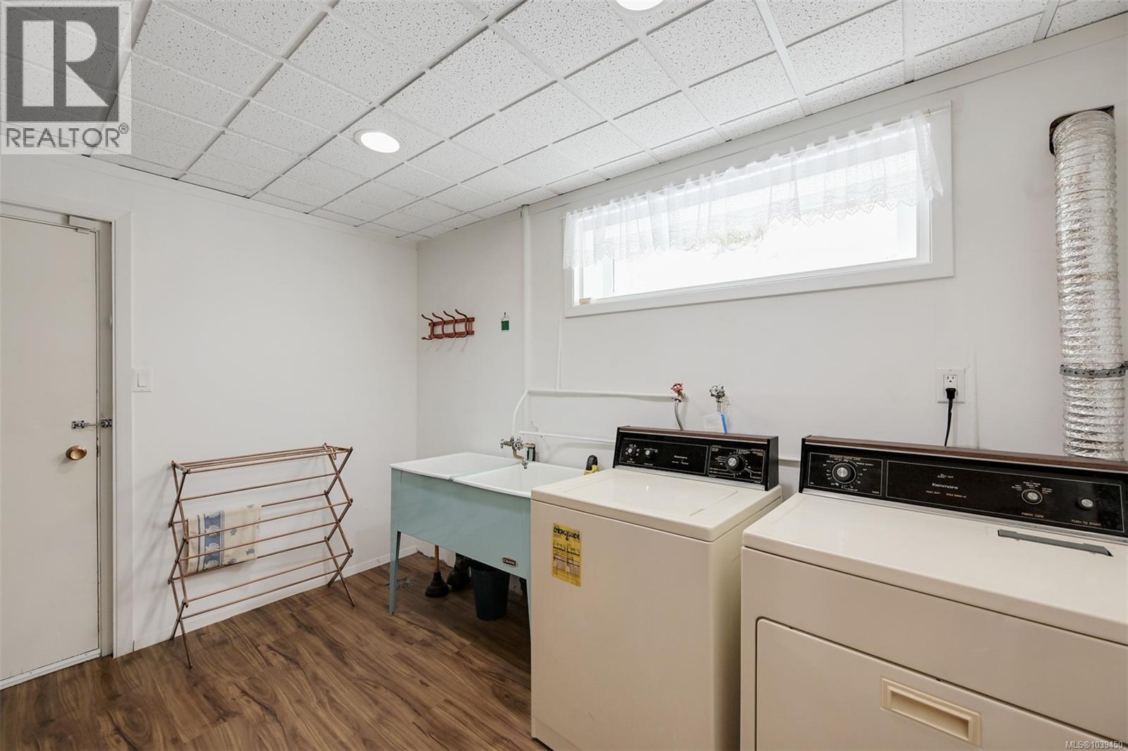  1495 Lands End Road, North Saanich