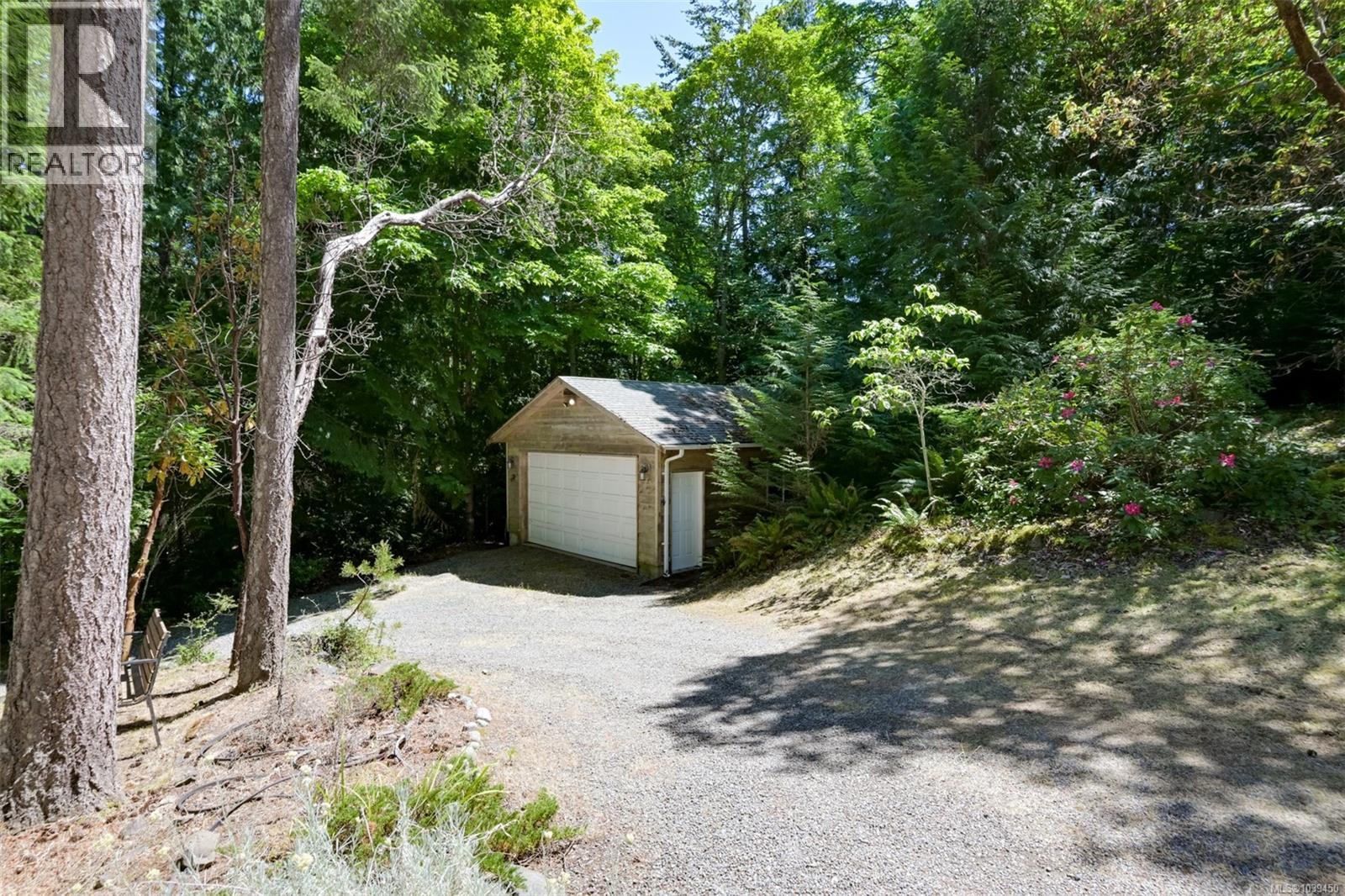  1495 Lands End Road, North Saanich