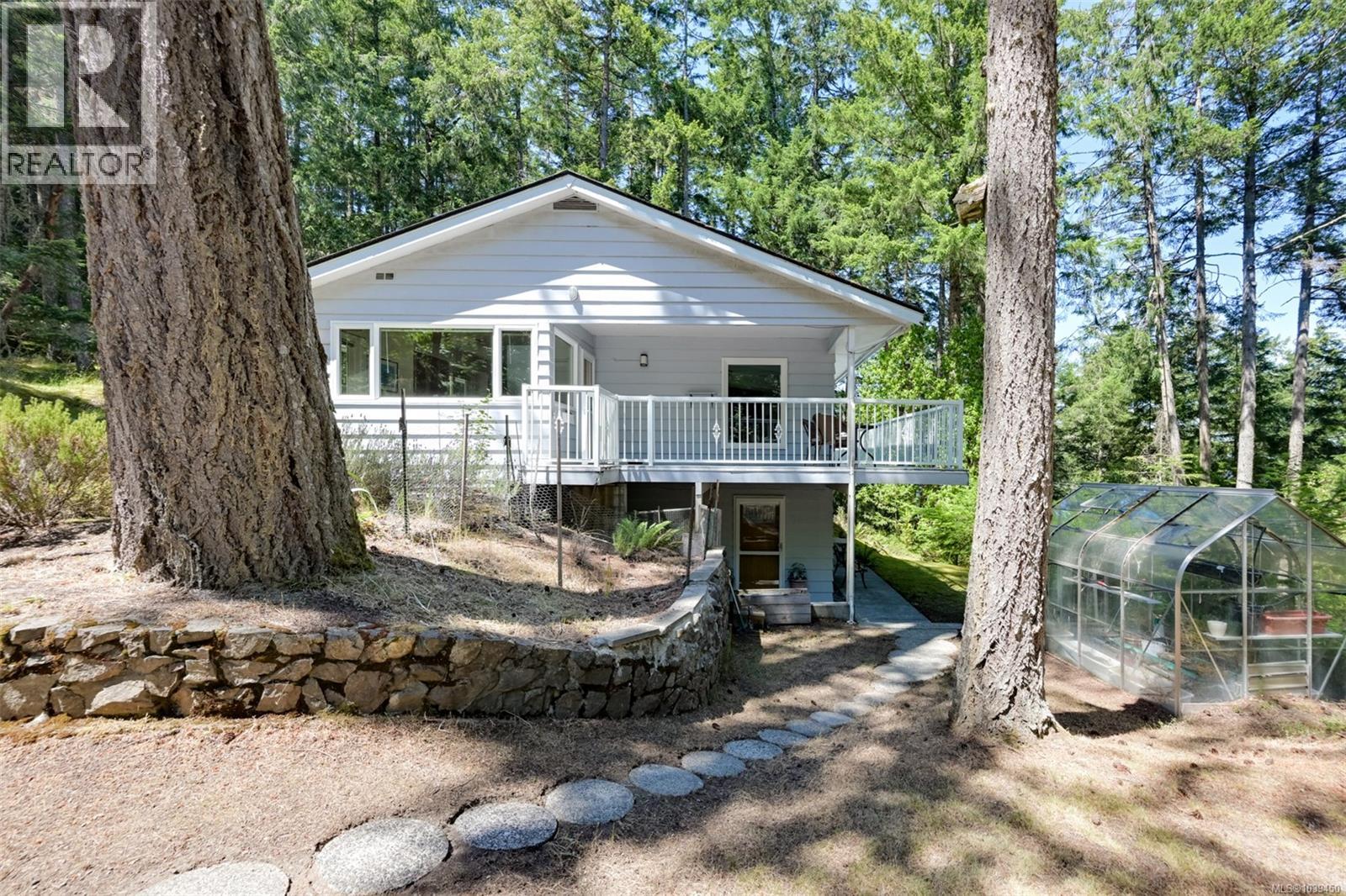  1495 Lands End Road, North Saanich