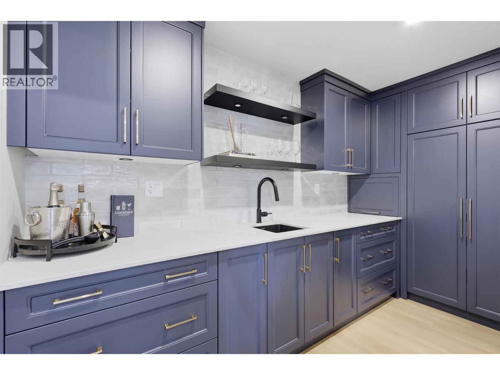 2086 LINFIELD Drive - 34