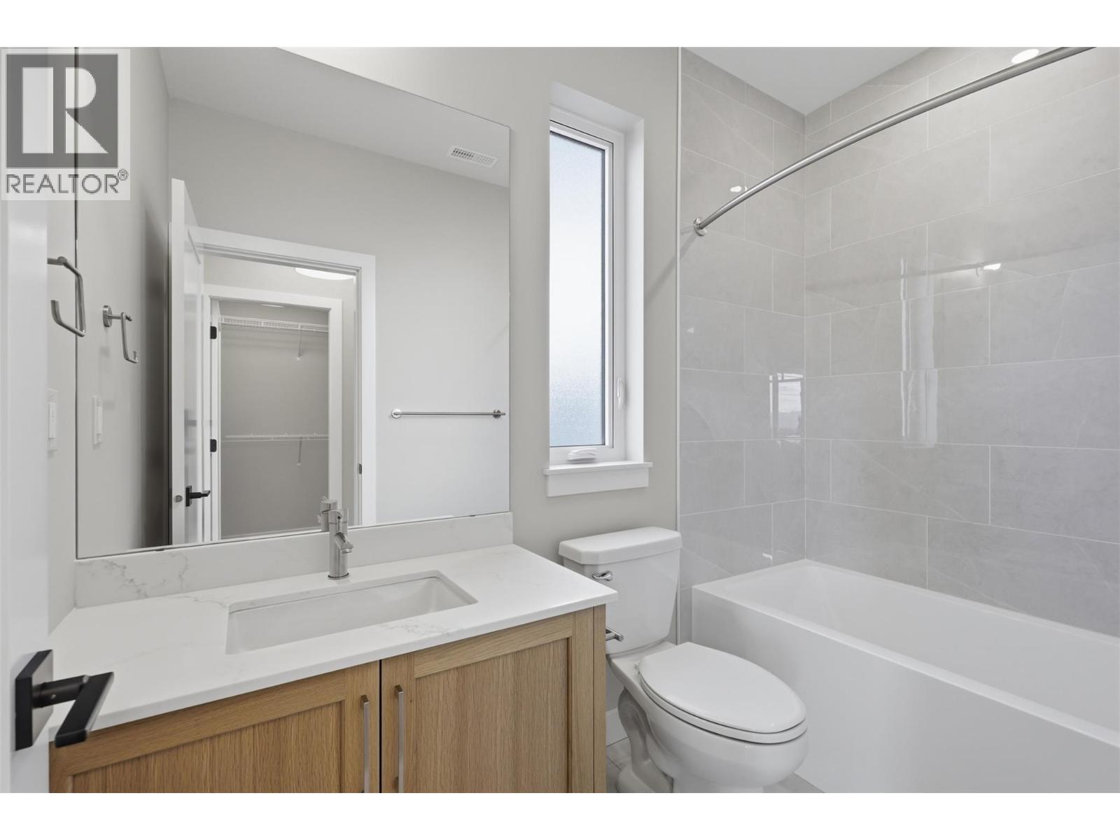 2086 LINFIELD Drive - 33