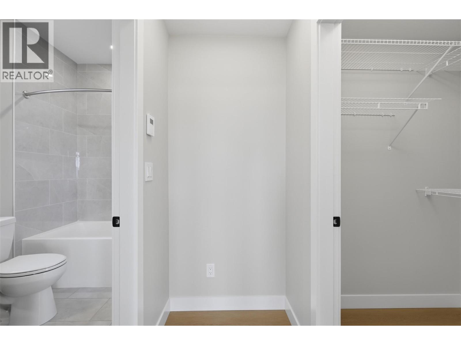 2086 LINFIELD Drive - 32