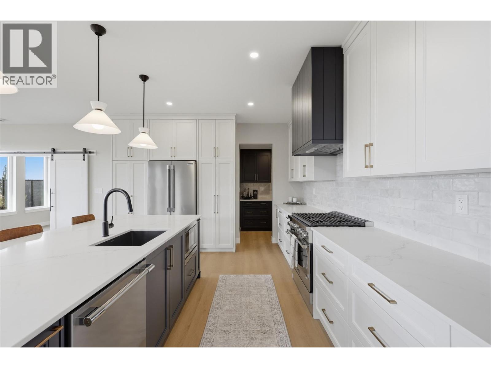 2086 LINFIELD Drive - 18