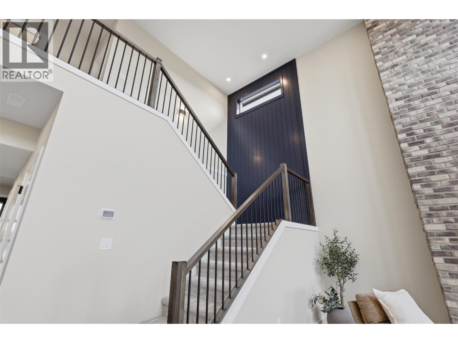 2086 LINFIELD Drive - 42