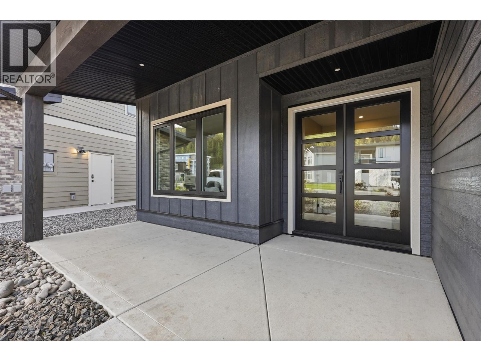2086 LINFIELD Drive - 4