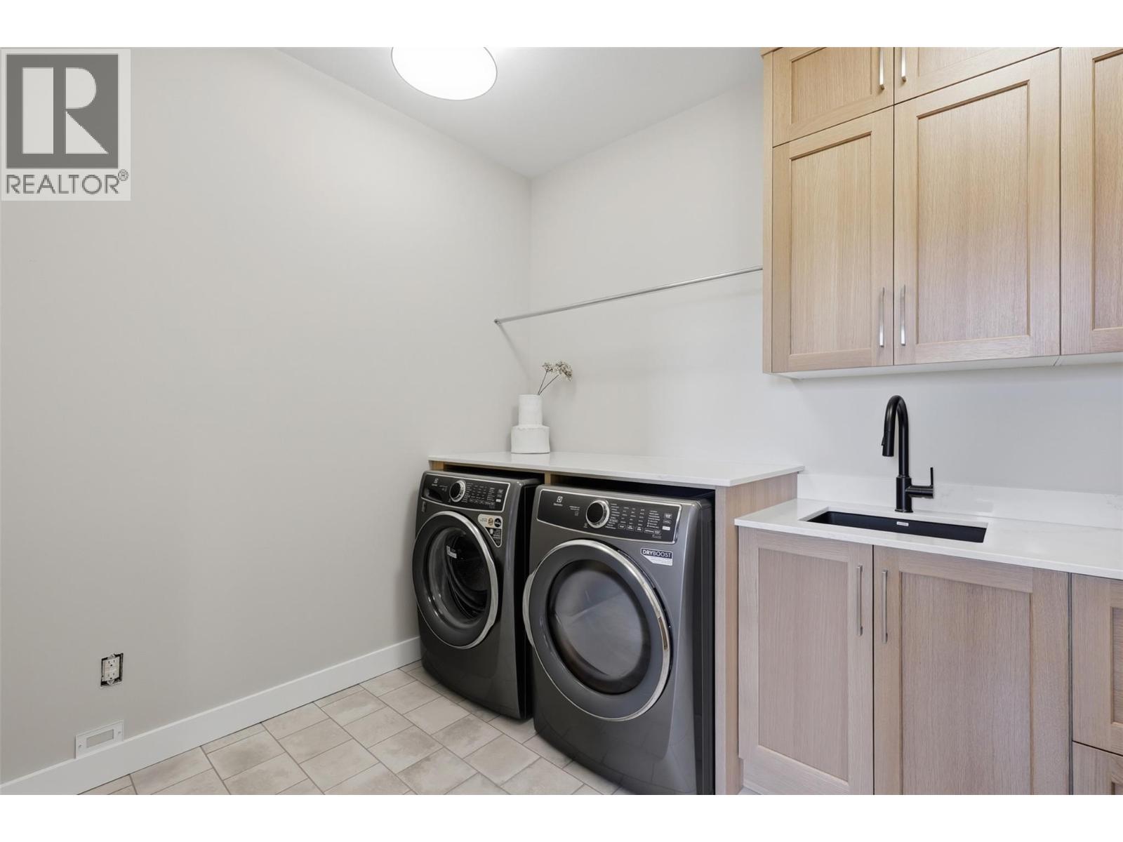 2086 LINFIELD Drive - 61