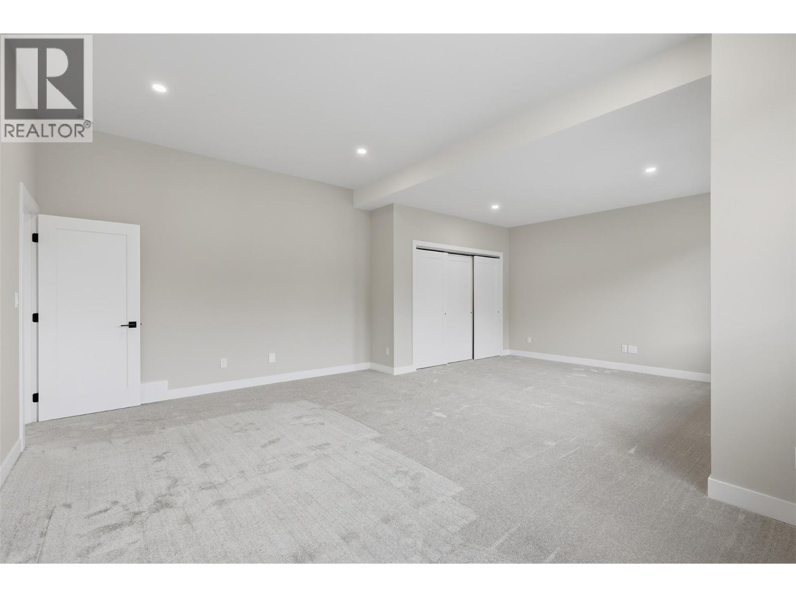2086 LINFIELD Drive - 64