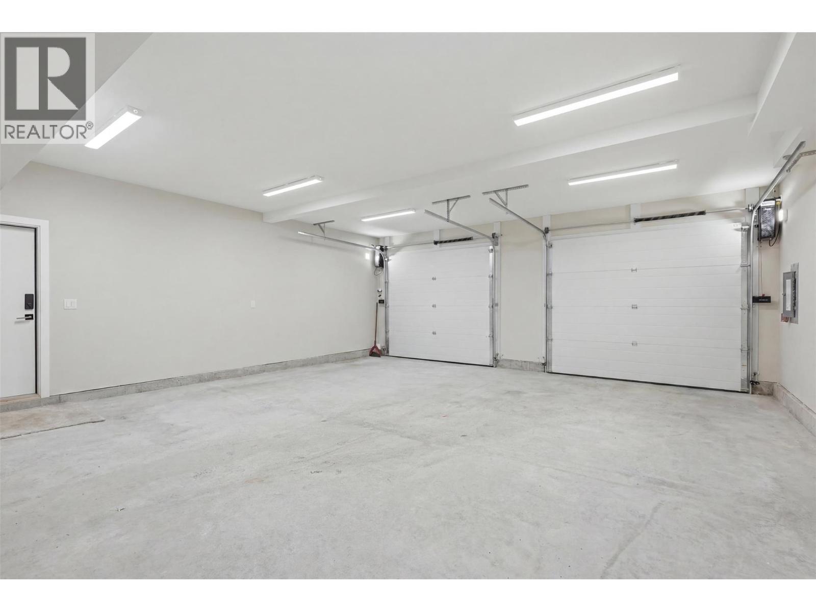 2086 LINFIELD Drive - 73