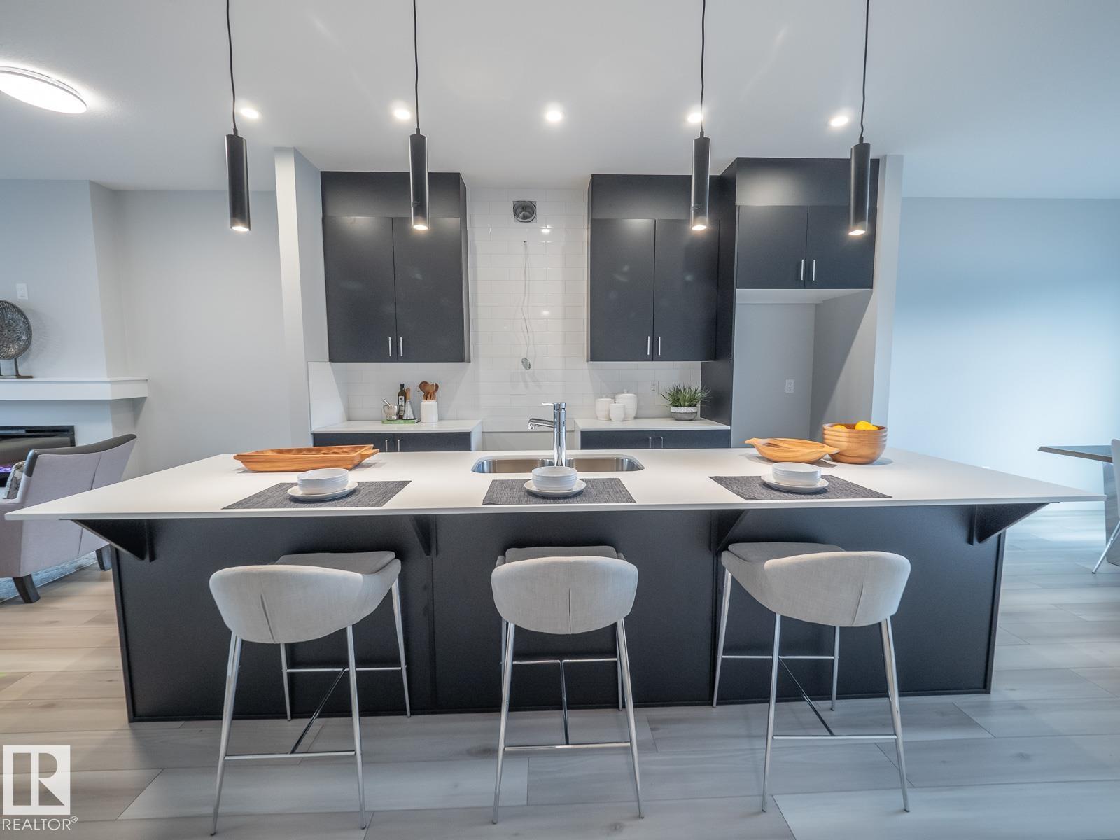 1090 McLeod AV - 6