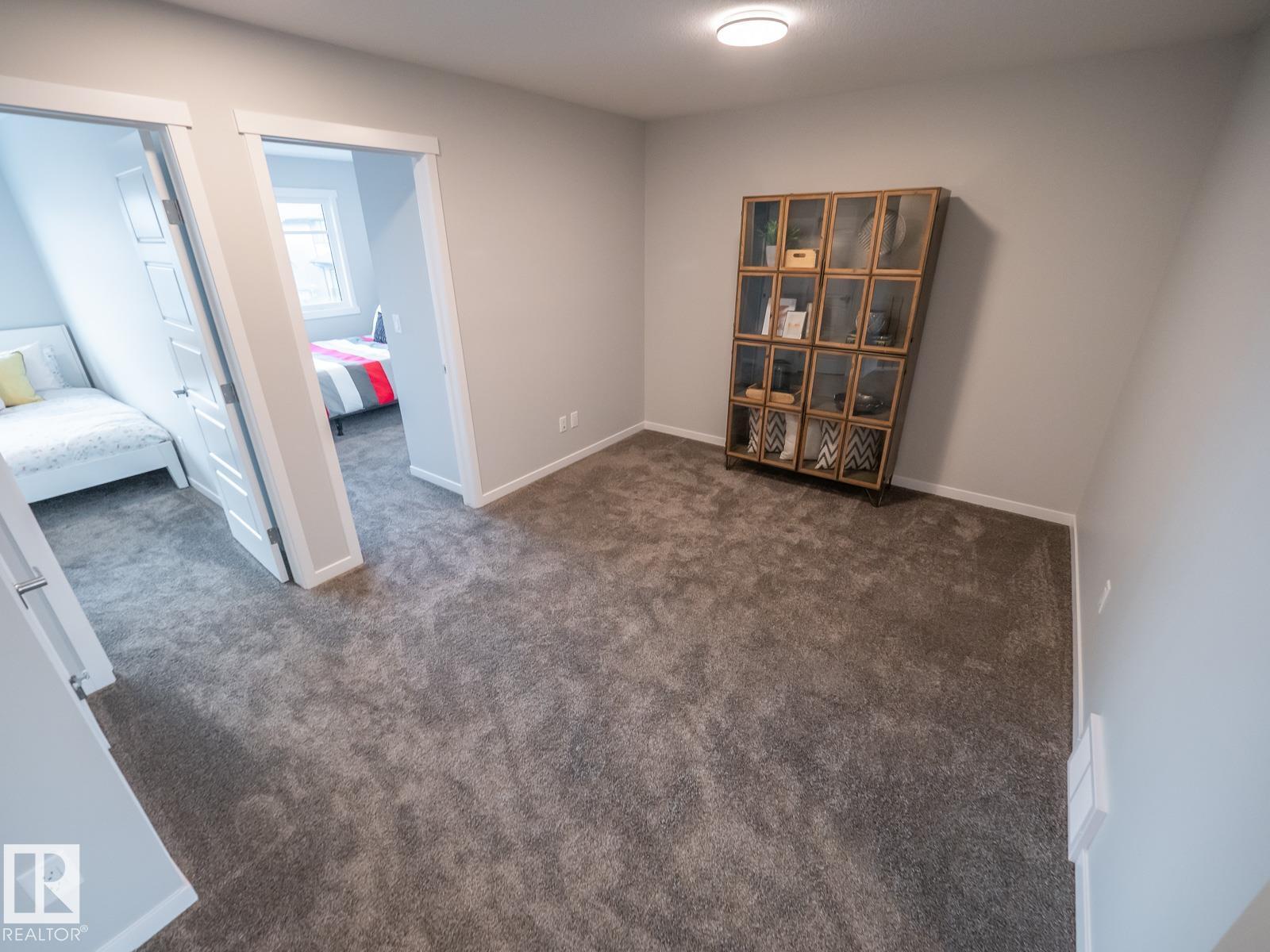 1090 McLeod AV - 14