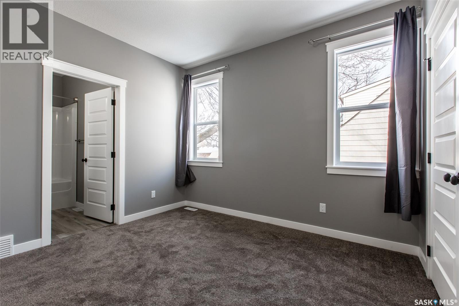 2748 MacKay STREET - 10