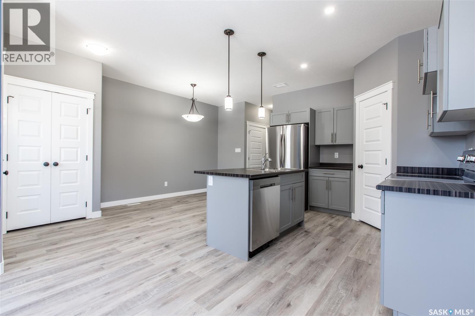 2748 MacKay STREET - 4