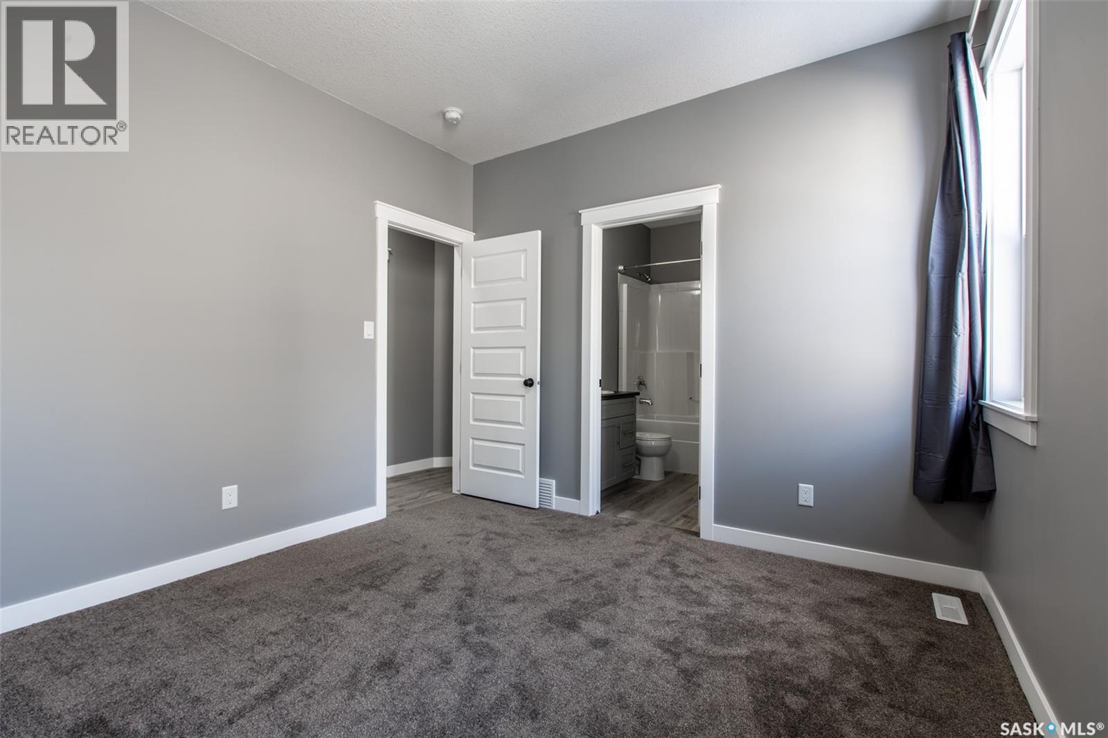 2748 MacKay STREET - 8