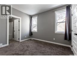 Living room - 2748 Mackay Street, Regina, SK S4N2T7 Photo 10