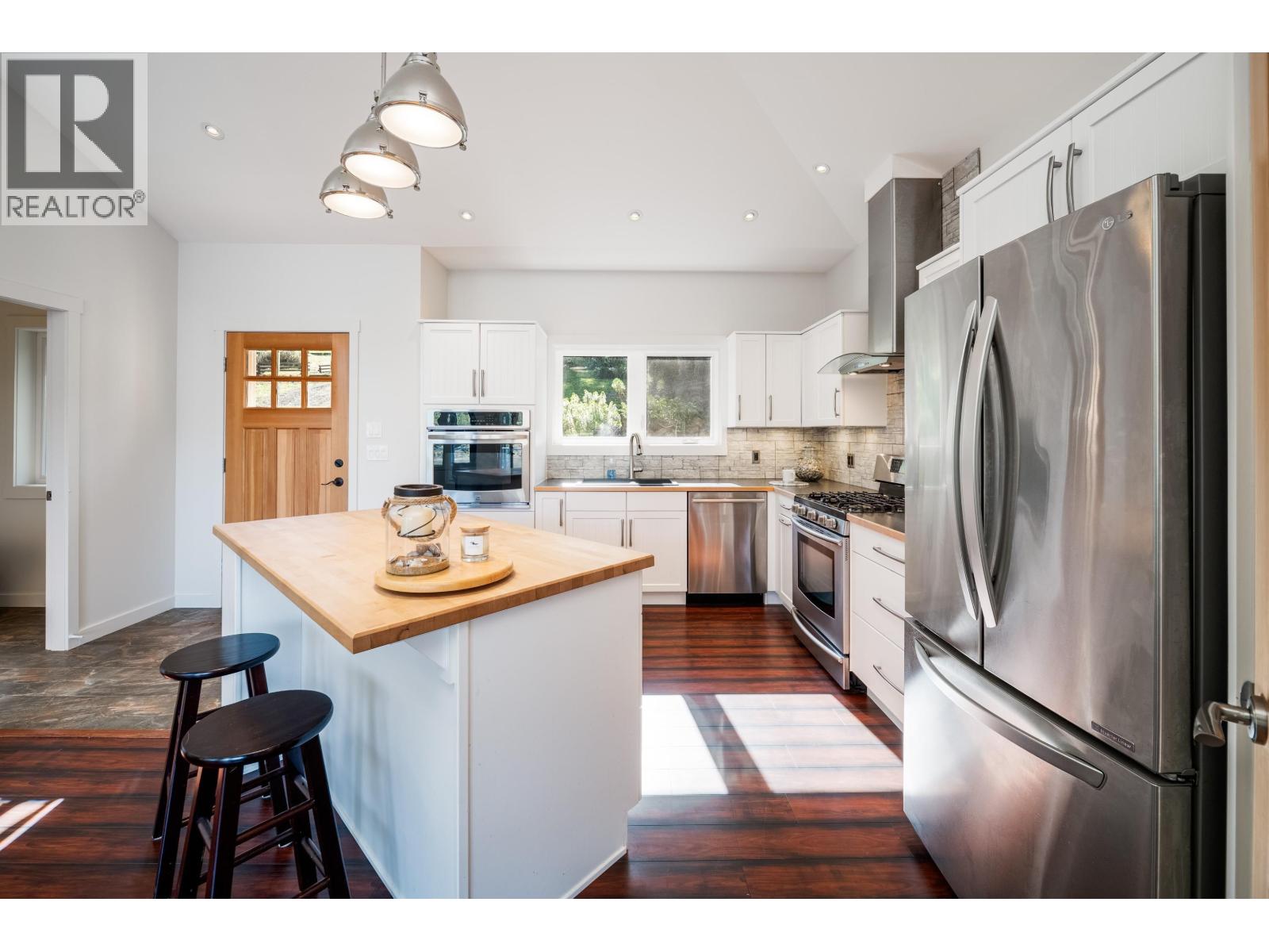 225 MARINERS WAY, Mayne Island