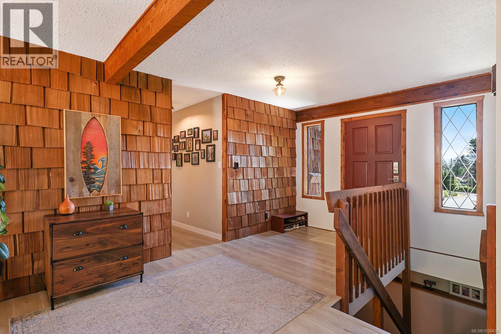 611 Crestview Dr - 33