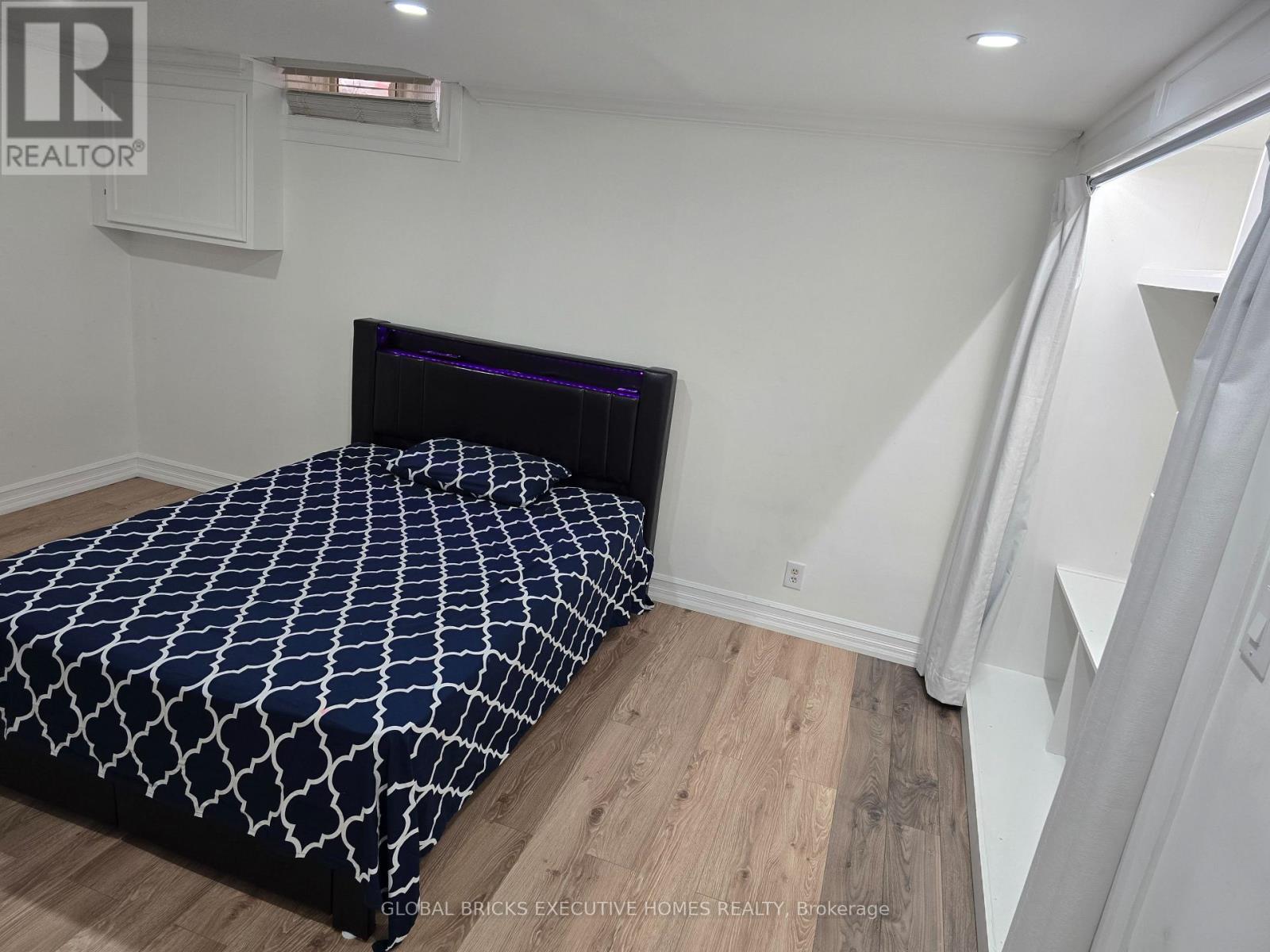 #34 57 HANSEN ROAD N - 33