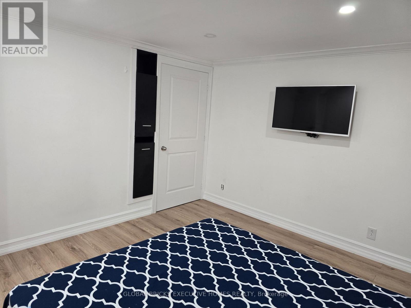 #34 57 HANSEN ROAD N - 35