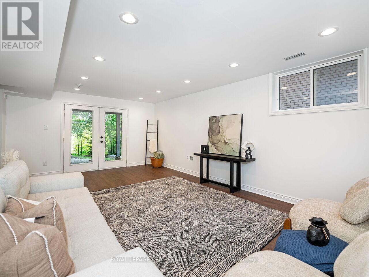 54 OAKFIELD DRIVE - 33