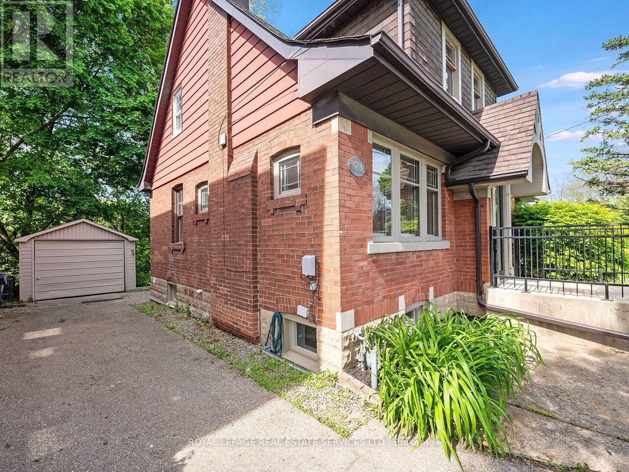 54 OAKFIELD DRIVE - 38