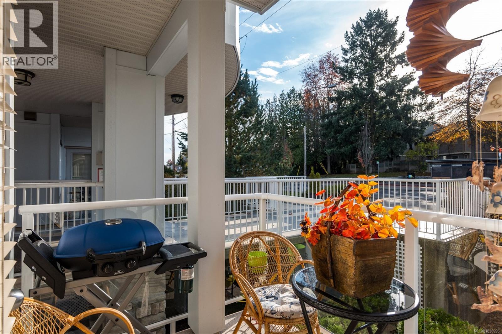 201 3915 Carey Road, Saanich