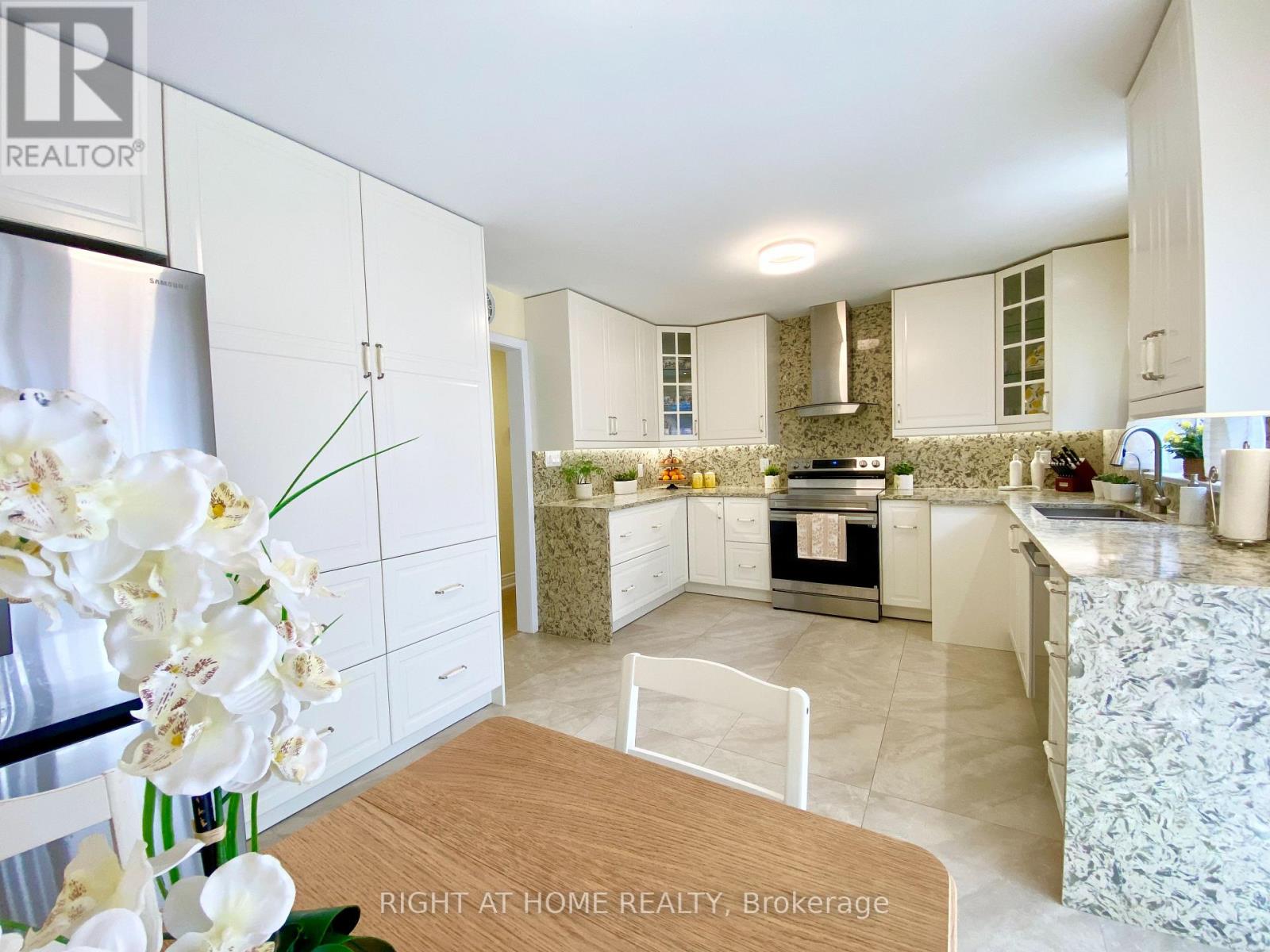 876 HOLLOWTREE CRESCENT - 18
