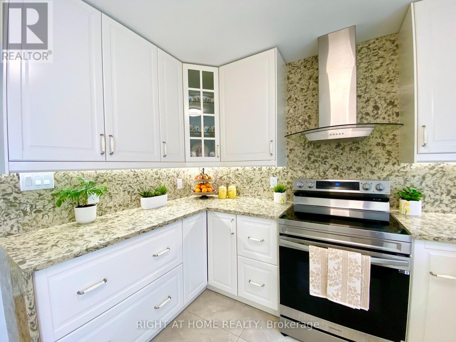 876 HOLLOWTREE CRESCENT - 19