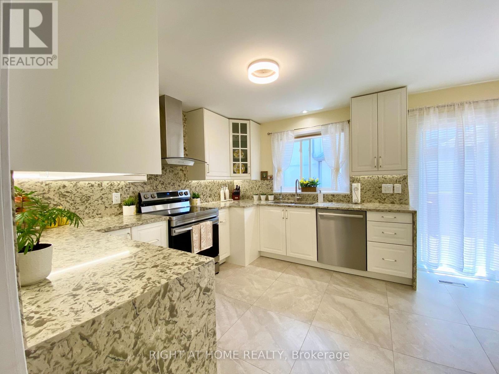 876 HOLLOWTREE CRESCENT - 21