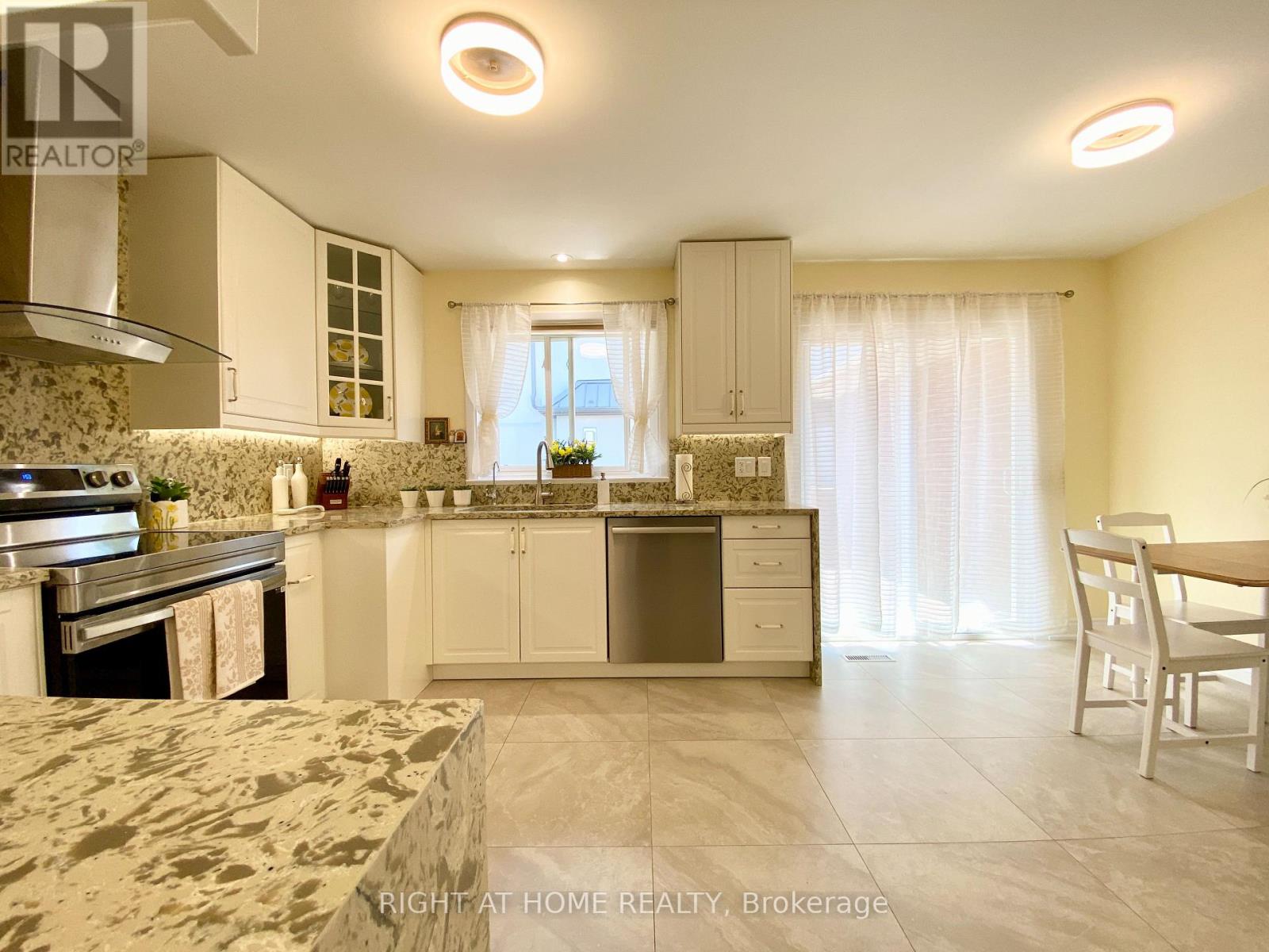 876 HOLLOWTREE CRESCENT - 22