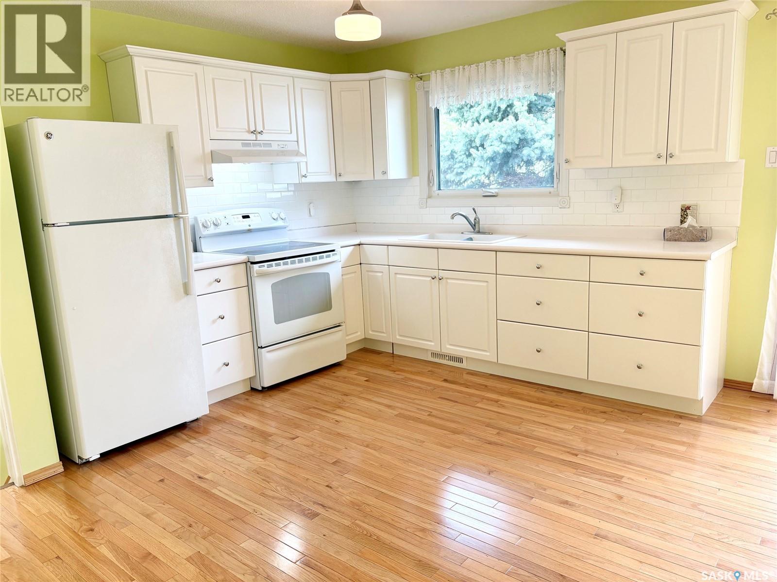 70 Clarewood CRESCENT - 2