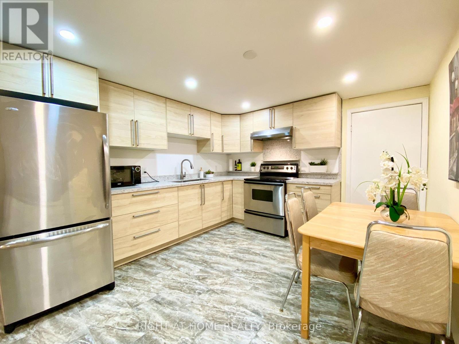 876 HOLLOWTREE CRESCENT - 31