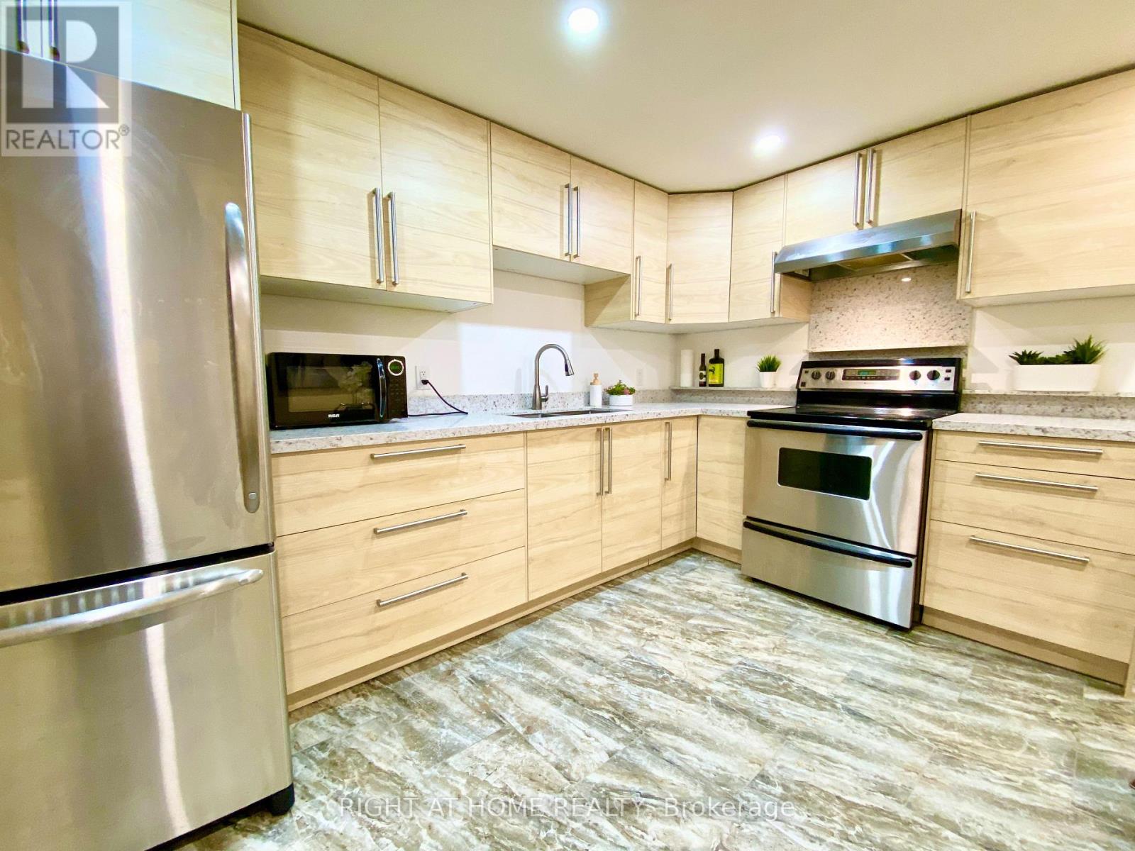 876 HOLLOWTREE CRESCENT - 32
