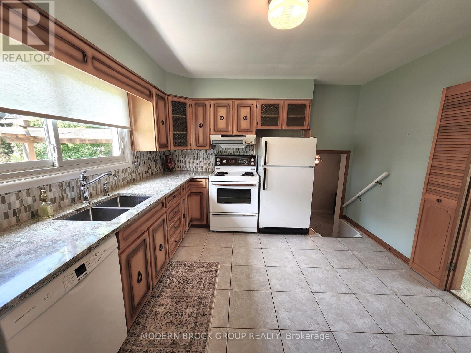 2 WOODLAWN PLACE - 25