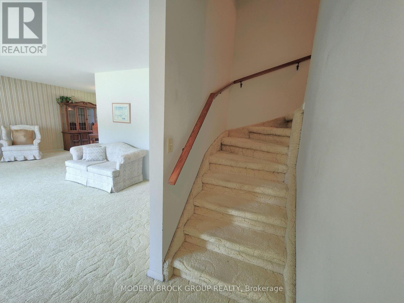 2 WOODLAWN PLACE - 32