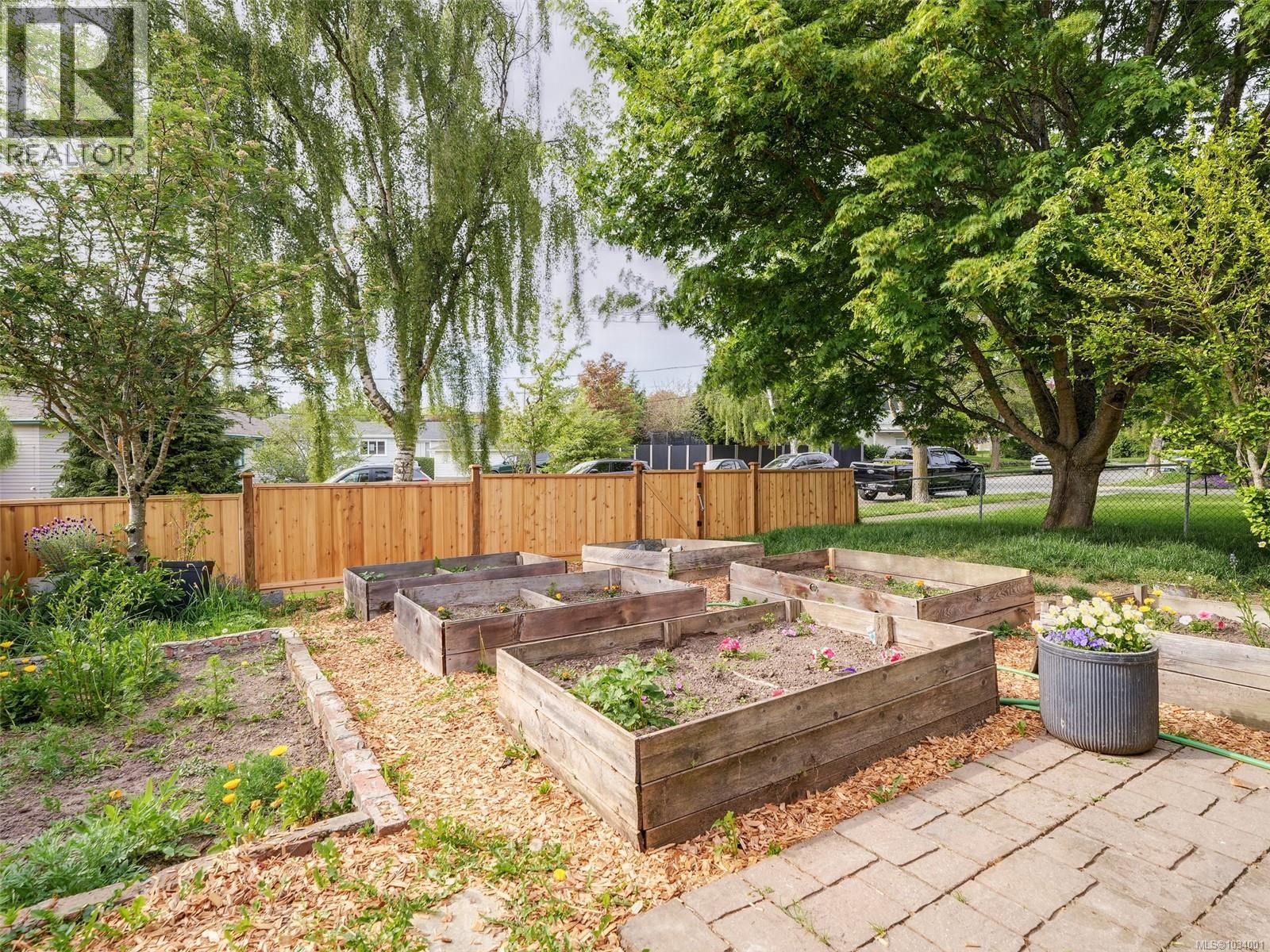  839 Villance Street, Victoria