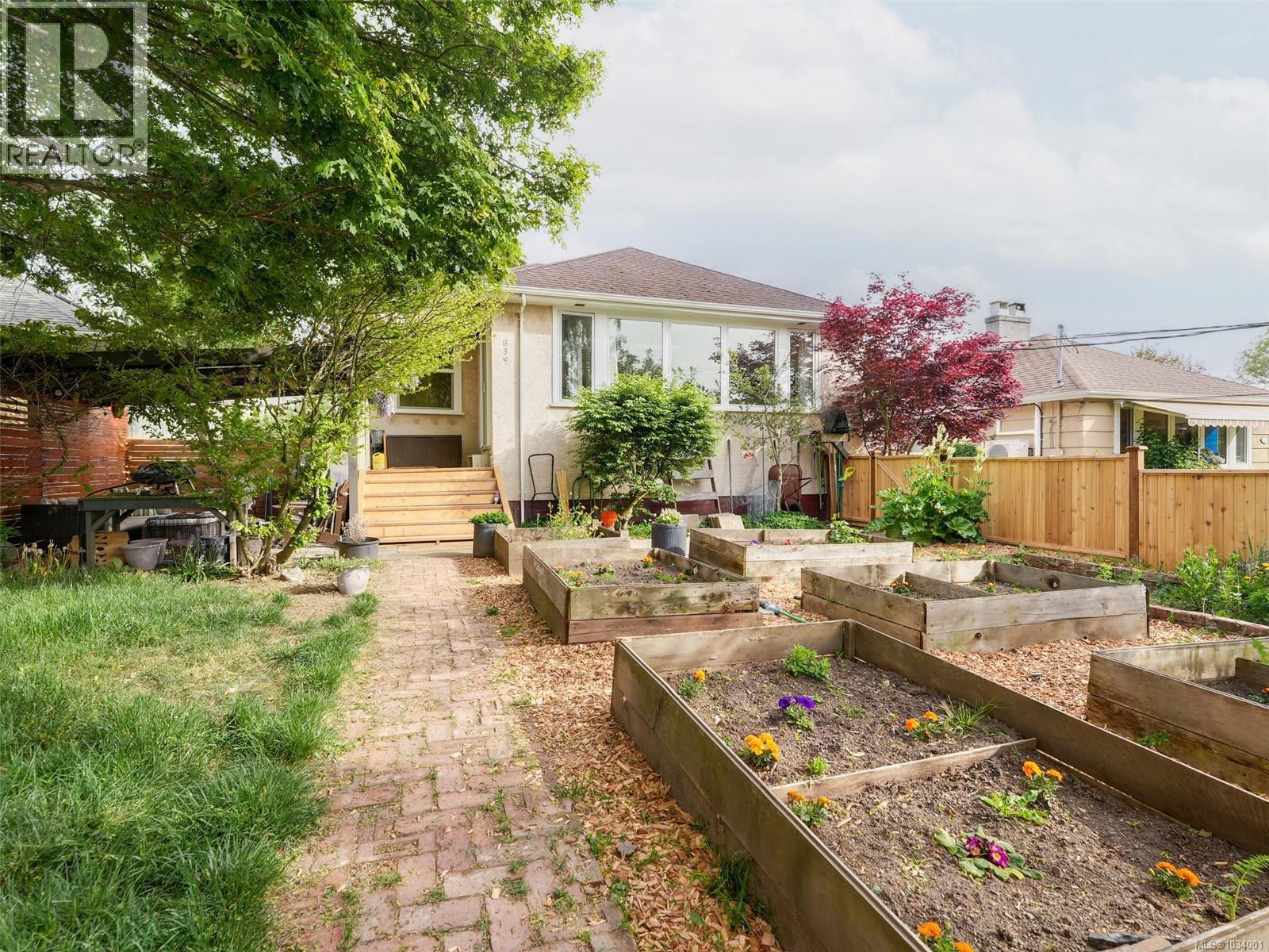  839 Villance Street, Victoria