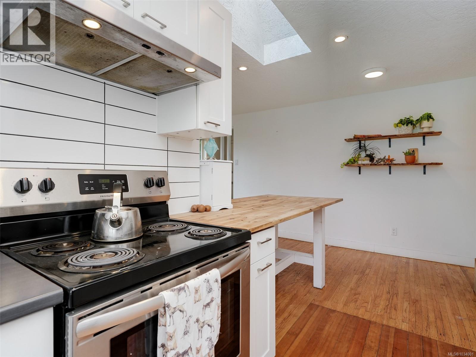  839 Villance Street, Victoria
