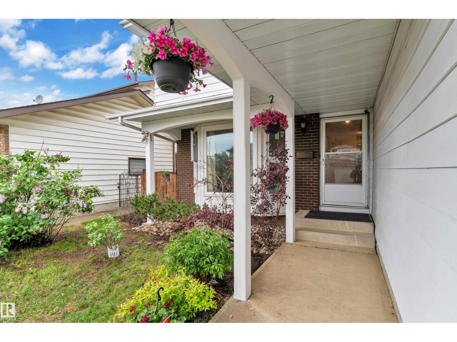 10532 154 AV NW - 10