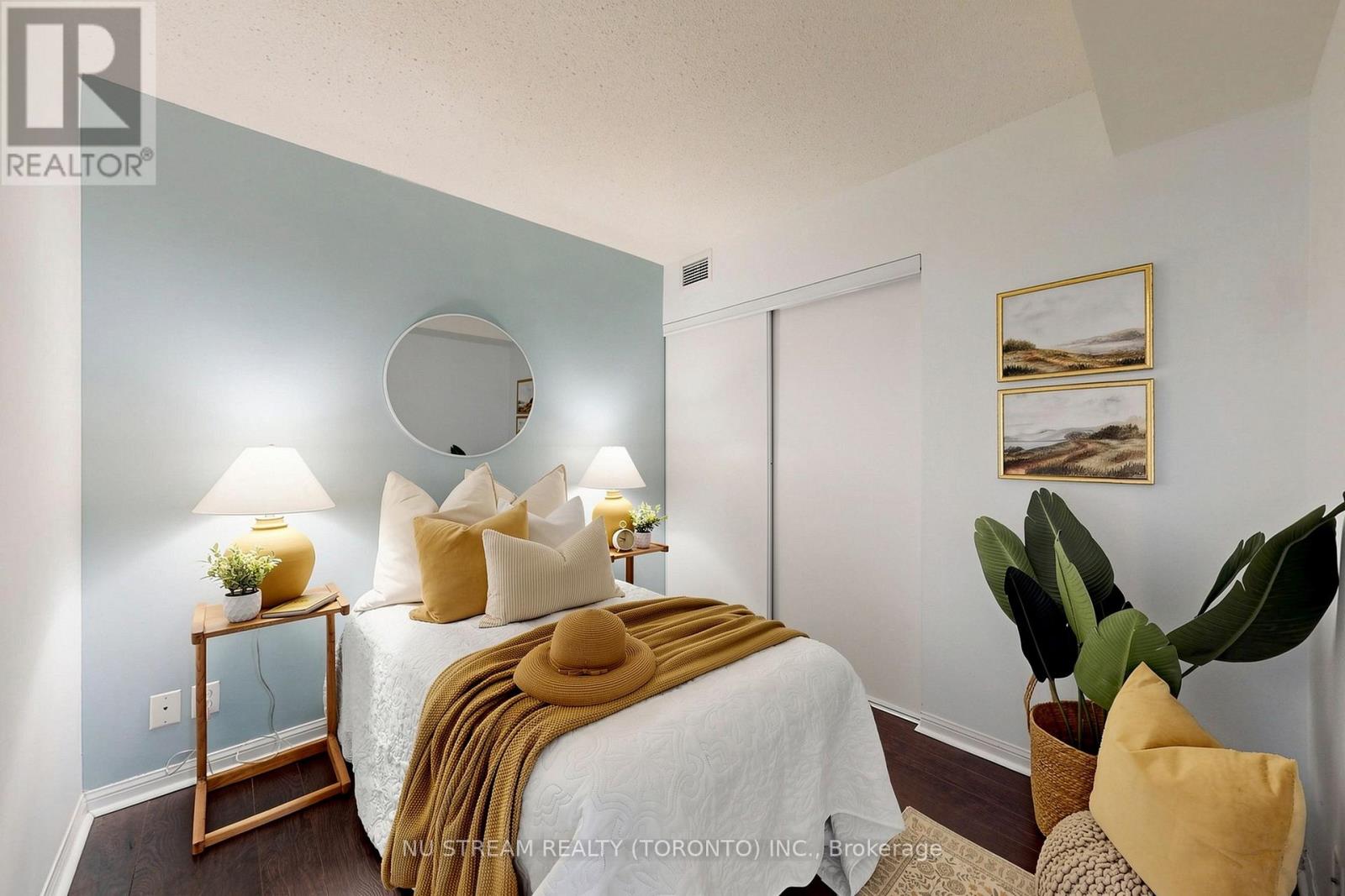 #1002 1 LEE CENTRE DRIVE - 23